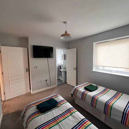 Whyte, Modern 3 Bed House With Garden, Sleeps 9, Free Parking, Sittingbourne City Centre, Kent Eksteriør billede