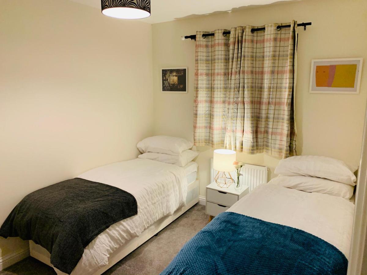 Whyte, Modern 3 Bed House With Garden, Sleeps 9, Free Parking, Sittingbourne City Centre, Kent Eksteriør billede
