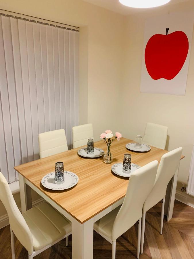 Whyte, Modern 3 Bed House With Garden, Sleeps 9, Free Parking, Sittingbourne City Centre, Kent Eksteriør billede