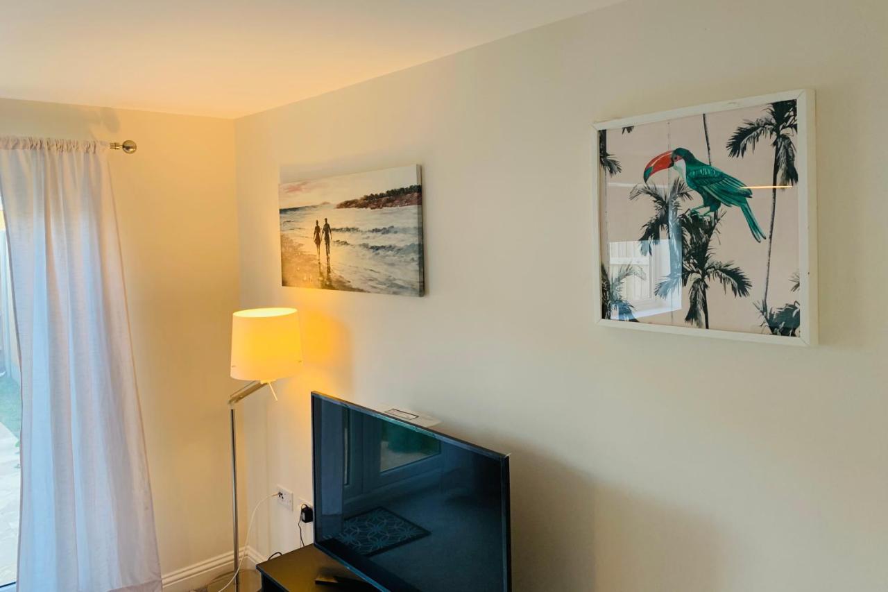 Whyte, Modern 3 Bed House With Garden, Sleeps 9, Free Parking, Sittingbourne City Centre, Kent Eksteriør billede