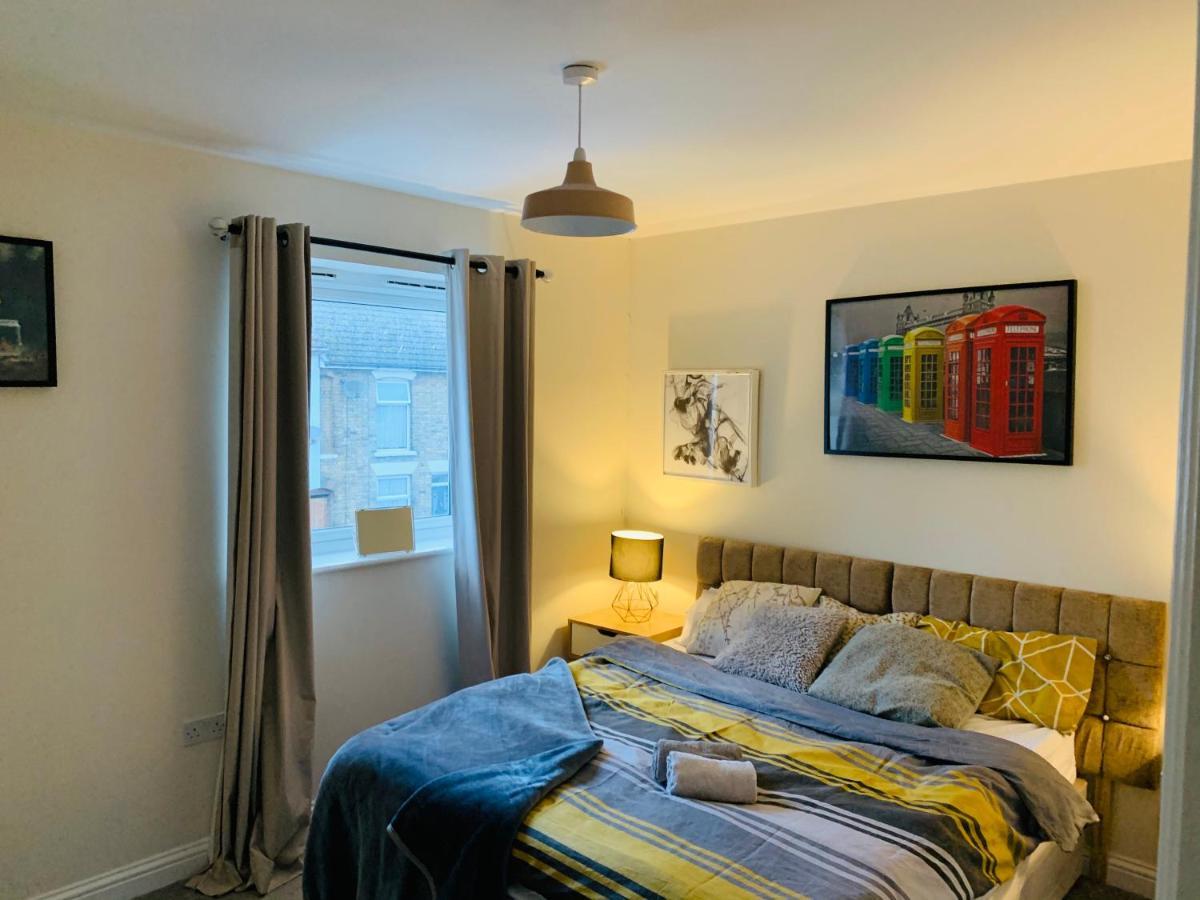 Whyte, Modern 3 Bed House With Garden, Sleeps 9, Free Parking, Sittingbourne City Centre, Kent Eksteriør billede