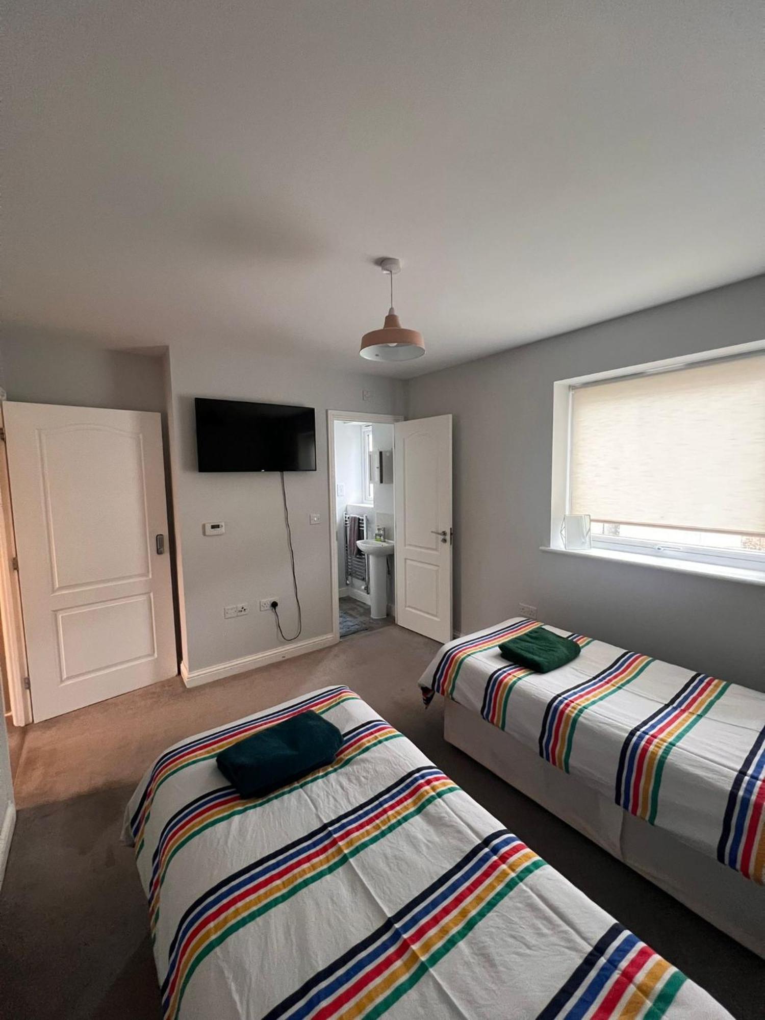 Whyte, Modern 3 Bed House With Garden, Sleeps 9, Free Parking, Sittingbourne City Centre, Kent Eksteriør billede