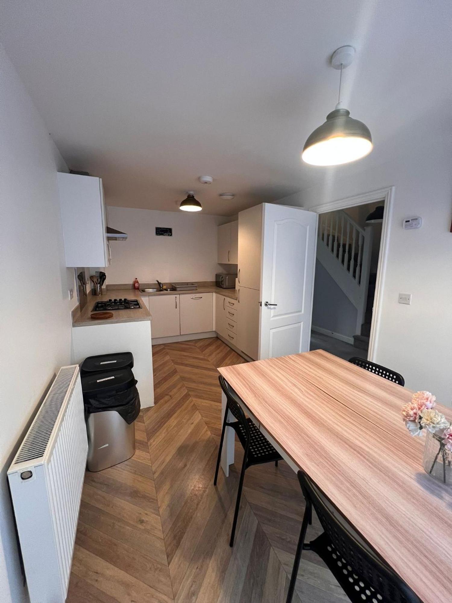 Whyte, Modern 3 Bed House With Garden, Sleeps 9, Free Parking, Sittingbourne City Centre, Kent Eksteriør billede